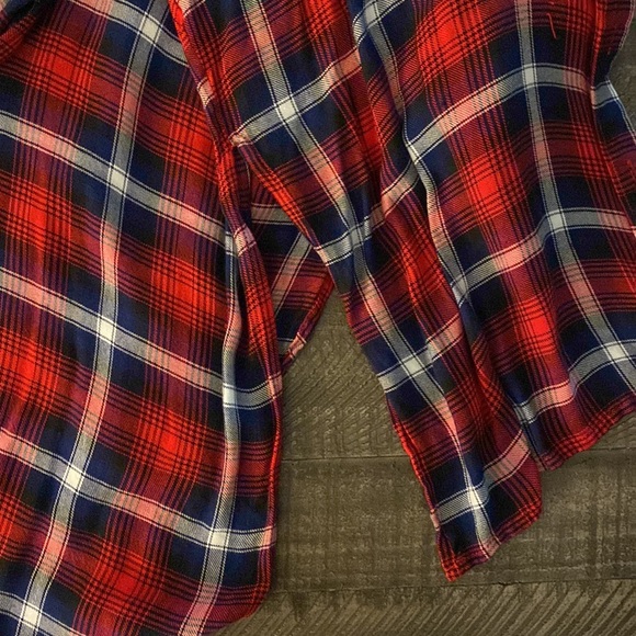 Oversized lightweight red flannel with side slits! - Picture 2 of 3